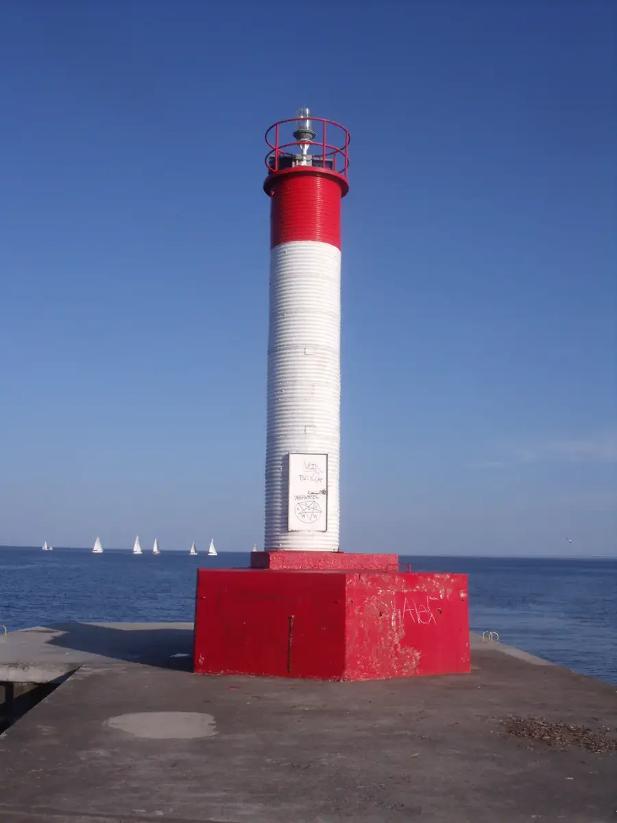 Lighthouse at the Oakville harbour pier